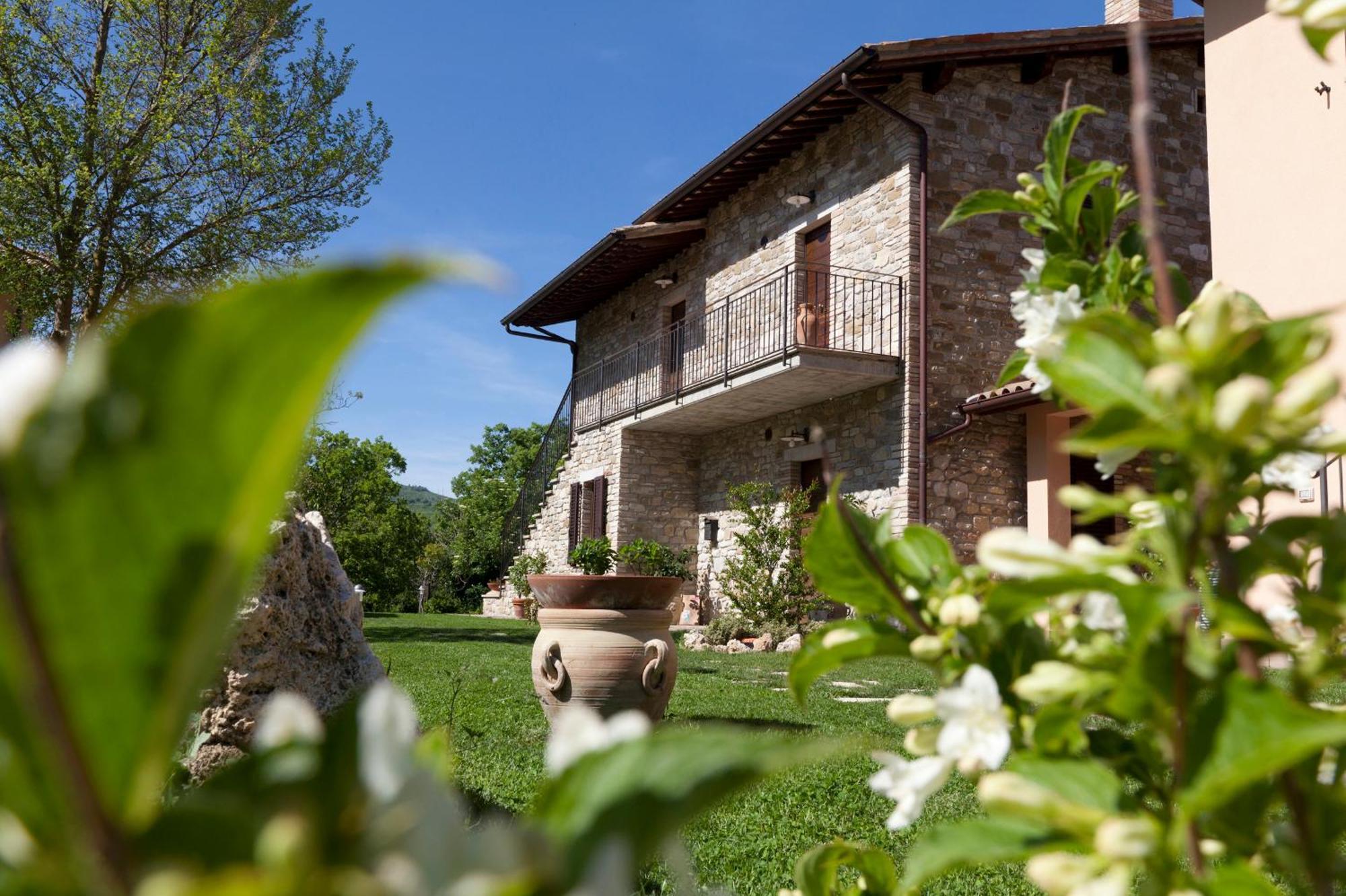 Вилла Relais Parco Del Subasio Пьяно-делле-Пьеве Экстерьер фото